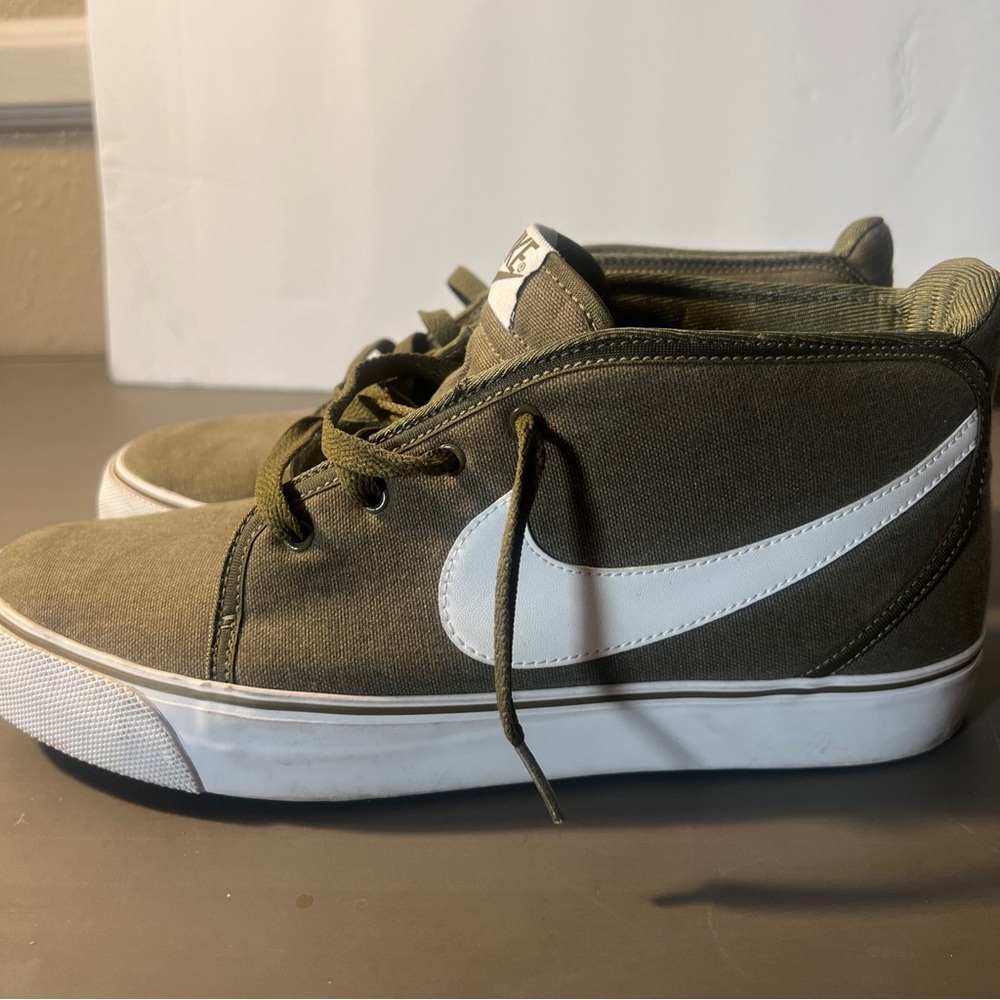Men’s size 10 like new Nike high tops army green
